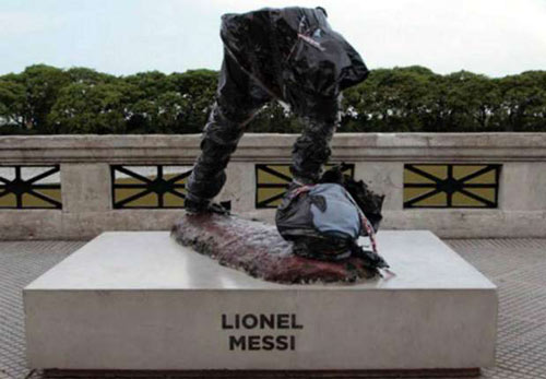 Tượng Messi bị đập nát ngày Ronaldo được vinh danh - 1