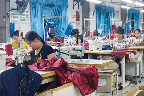 Thưởng Tết, người nhận tiền tỷ kẻ được... đôi dép! - 1