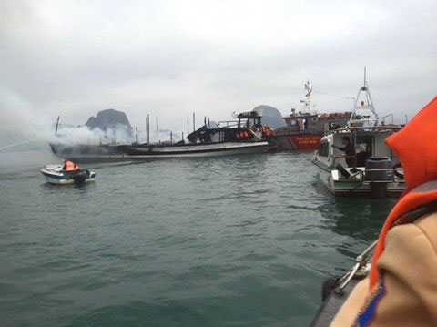 Tàu chở khách nước ngoài bốc cháy dữ dội trên Vịnh Hạ Long - 1