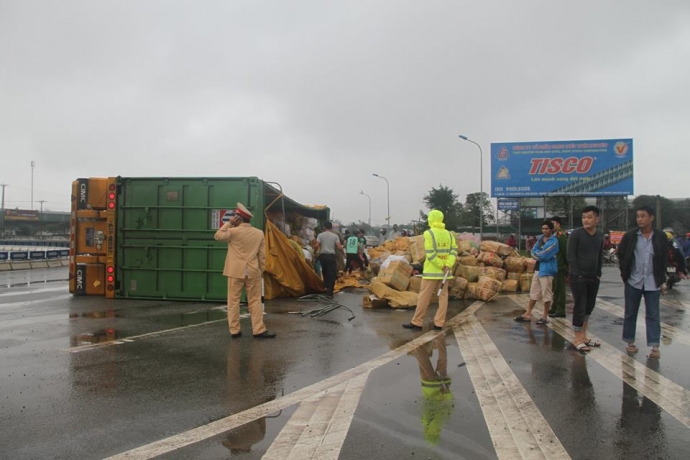 Người dân giúp tài xế thu gom 30 tấn dừa khi xe bị lật - 1