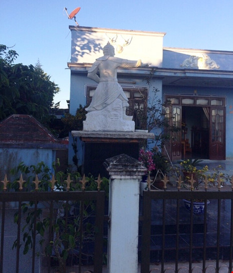 Xã cấm đặt tượng danh tướng Trần Hưng Đạo trên bục - 2