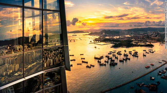 Đài quan sát toàn cảnh Sky 100 nằm trên tầng 100 của tòa tháp Trung tâm thương mại quốc tế nhìn ra Cảng Victoria, là địa điểm lý tưởng để chiêm ngưỡng thành phố Hồng Kông. Với 118 tầng, đây cũng là tòa nhà cao nhất thành phố.