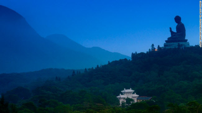Tượng phật Shakyamuni được xây dựng bằng đồng với chiều cao 34m, trên đỉnh núi giữa rừng cây xanh mướt trên đảo Lantau. Du khách phải leo lên 268 bậc thang để tới địa điểm du lịch tâm linh này.