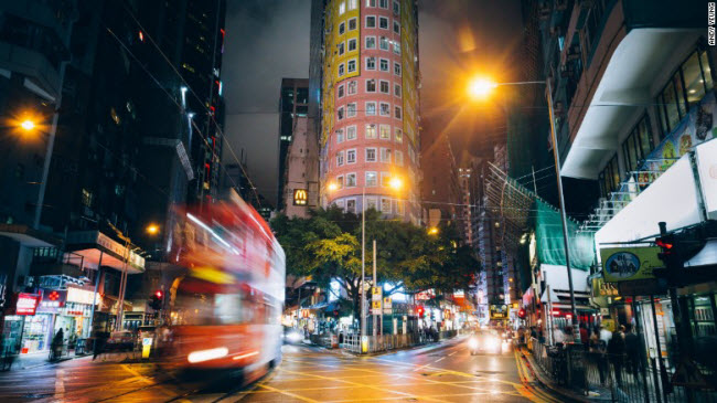Nằm gần trung tâm thương mại của thành phố Hồng Kông, khu Wan Chai nổi tiếng với các tuyến tàu điện, quán bar sôi động, chợ ngoài trời và các di tích như Blue House và The Pawn cũng như các tòa nhà cao tầng.
