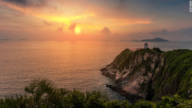 Ngọn hải đăng Cape D'Aguilar được xây dựng năm 1875 trên bán đảo Shek O, ở cực nam của Hồng Kông. Công trình này hiện là ngọn hải đăng lâu đời nhất của thành phố.