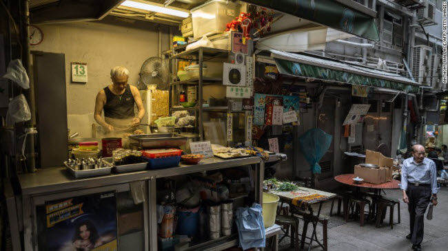Các quán ăn ngoài trời “Dai pai dong” đang ngày càng mai một ở Hồng Kông và thành phố hiện chì còn chưa đầy 30 quán ăn kiểu này. Đặc trưng của các quán ăn này là ghế nhựa, bàn gấp và hộp đũa.