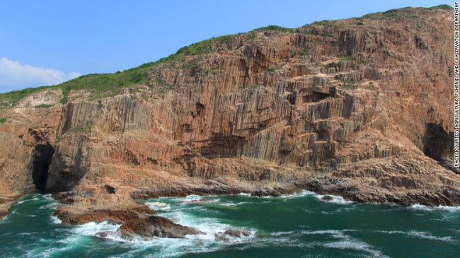 Ung Kong là một nhóm ba đảo nhỏ gồm Bluff, Basalt và Wang Chau nằm ở cực nam của Hồng Kông. Nơi đây nổi tiếng với những khối đá tự nhiên hình lục giác nằm cạnh nhau dọc bờ biển.