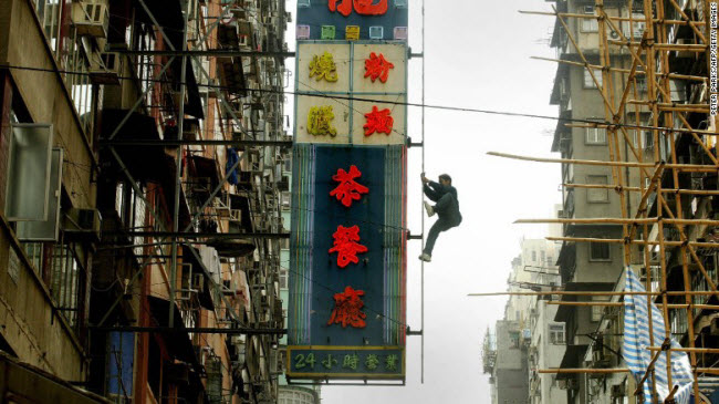 Đường phố ở Hồng Kông từng nổi tiếng với những biển hiệu bằng đèn neon nhiều màu sắc. Nhưng ngày nay, chúng dần được thay thế bằng đèn LED tiết kiệm năng lượng hơn. Các giàn giáo bằng tre thường được sử dụng để lắp đặt các tấm biển hiệu.