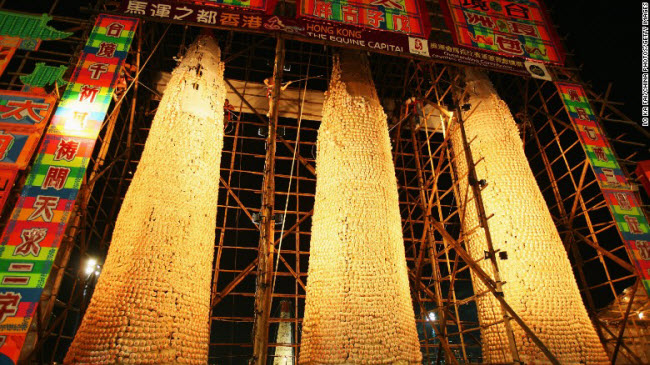 Được tổ chức trên hòn đảo nhỏ Cheung Chau, lễ hội Cheung Chau Bun là một sự kiện văn hoá hấp dẫn ở Hồng Kông. Điểm đặc sắc của lễ hội chính là hàng trăm người đàn ông tranh nhau leo lên một tháp cao 18m chất đầy bánh bao. Ai là người lấy được bánh nhiều nhất và trụ lại trên tháp lâu nhất thì sẽ chiến thắng.