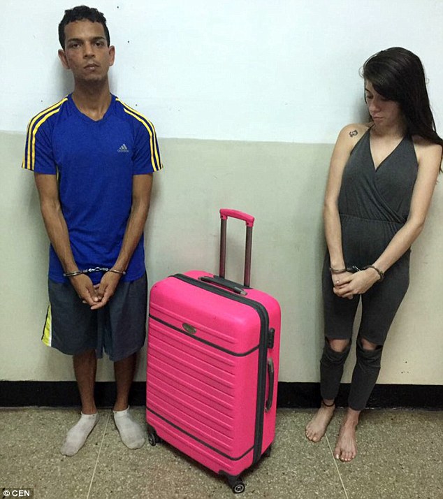 Venezuela: Vợ mang vali vào tù &#34;nhét&#34; chồng kéo ra ngoài - 2