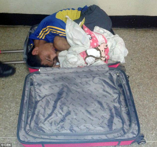 Venezuela: Vợ mang vali vào tù &#34;nhét&#34; chồng kéo ra ngoài - 1