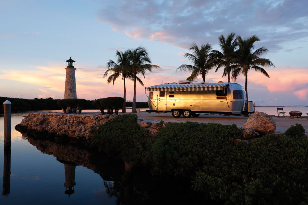 Airstream trình làng mẫu xe du lịch siêu khủng - 3