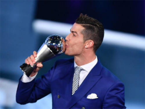 Cầu thủ hay nhất FIFA: CR7 thắng Messi y hệt Trump hạ Clinton - 1