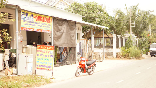 Bộ CA đến hiện trường vụ bé trai 8 tháng tuổi bị giết - 1