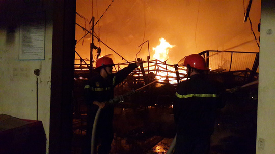 Cháy lớn ở KCN Long Bình, lửa ngùn ngụt trong đêm - 1