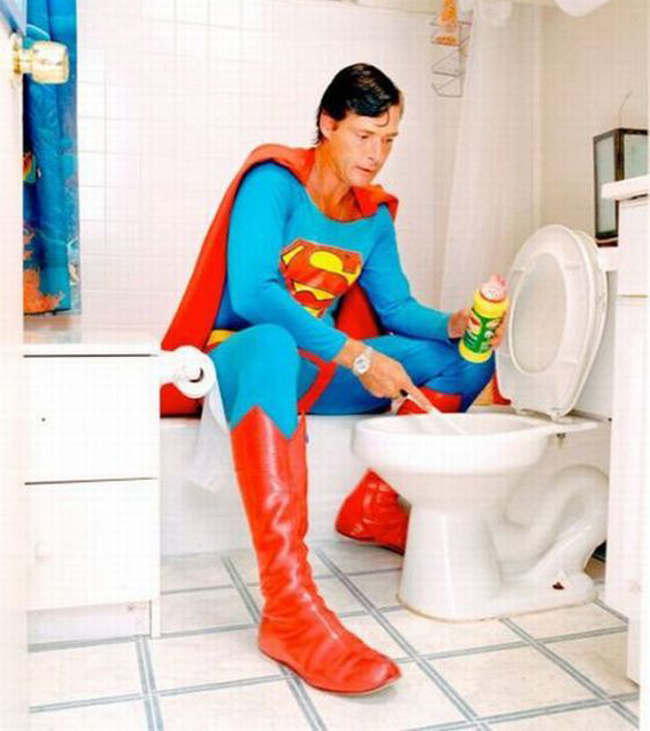 "Super Man" tranh thủ lúc rảnh rỗi dọn dẹp nhà cửa.