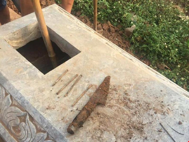 Hàng chục ngôi mộ tại Hà Nội bị đóng đinh và dao - 1