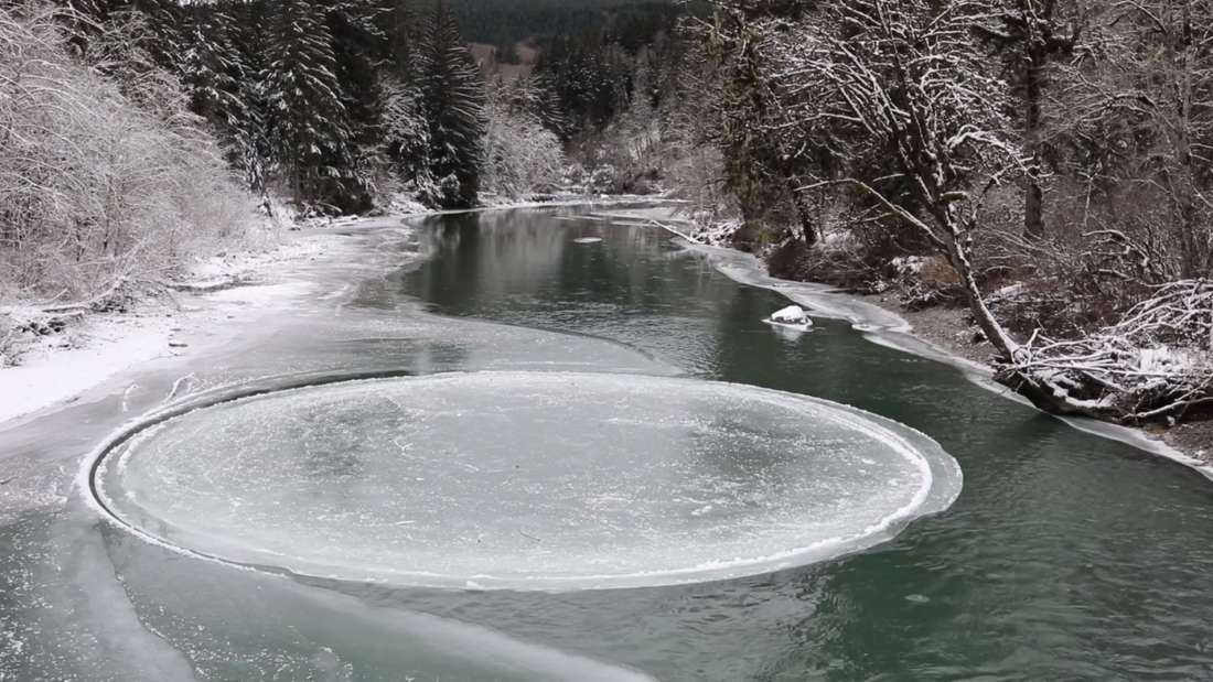 Vòng băng kỳ lạ xoay tròn giữa lòng sông ở Mỹ - 1