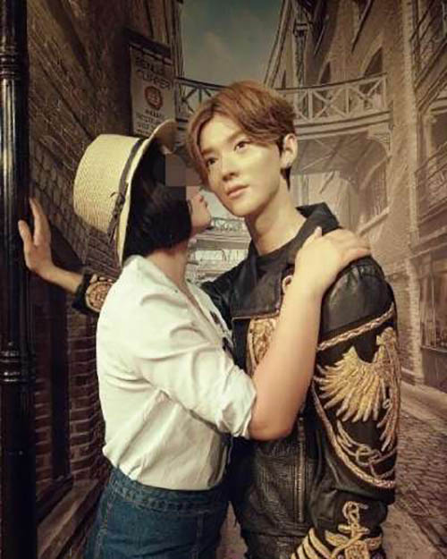 Phản cảm fan nữ hôn tượng sáp của "thiếu gia Bắc Kinh" - 2