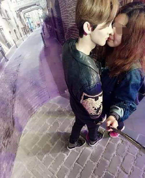 Phản cảm fan nữ hôn tượng sáp của "thiếu gia Bắc Kinh" - 3