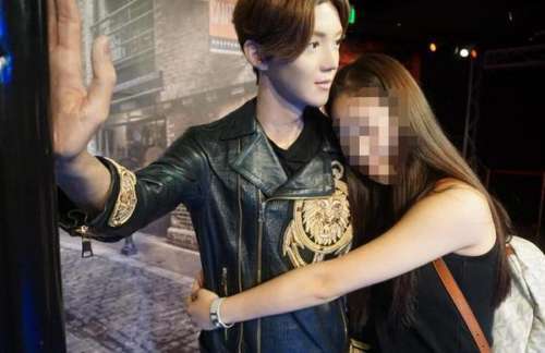 Phản cảm fan nữ hôn tượng sáp của "thiếu gia Bắc Kinh" - 4