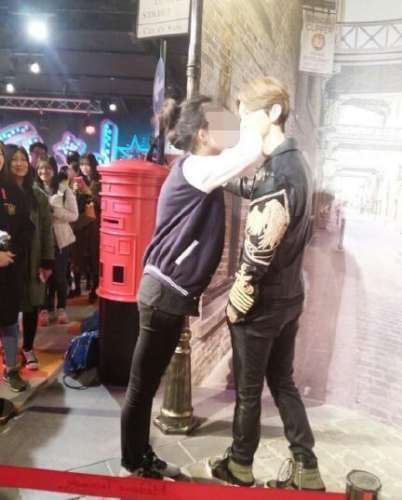 Phản cảm fan nữ hôn tượng sáp của "thiếu gia Bắc Kinh" - 5