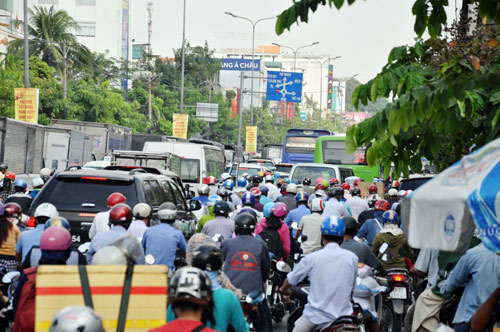 Sân bay Tân Sơn Nhất: Trong đông nghẹt, ngoài đường kẹt xe dữ dội - 10