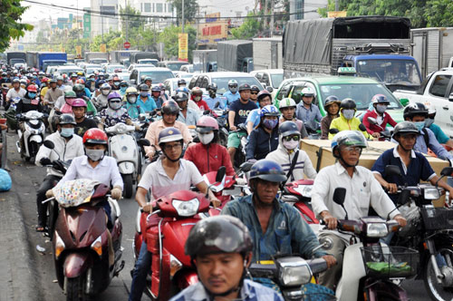 Sân bay Tân Sơn Nhất: Trong đông nghẹt, ngoài đường kẹt xe dữ dội - 9