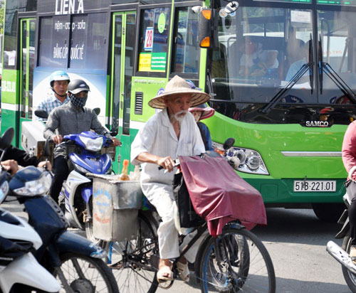 Sân bay Tân Sơn Nhất: Trong đông nghẹt, ngoài đường kẹt xe dữ dội - 11