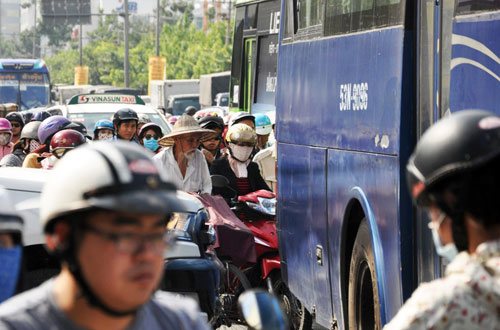 Sân bay Tân Sơn Nhất: Trong đông nghẹt, ngoài đường kẹt xe dữ dội - 12