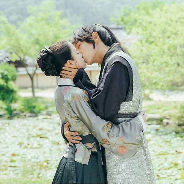 10 nụ hôn ngọt ngào nhất màn ảnh Hàn năm 2016 - 2