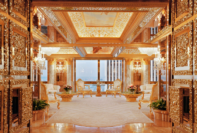 Penthouse của Trump trị giá hơn 100 triệu USD, được thiết kế mô phỏng kiến trúc của lâu đài Versailes, Pháp, trang trí lộng lẫy ngay từ lối vào.