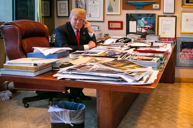 Trong khi đó, phòng làm việc của Trump lại khá đơn giản, nếu không nói là có chút lộn xộn.