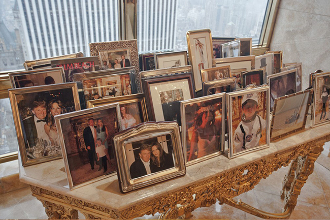 Trong nhà có kê riêng một chiếc bàn để tất cả ảnh của gia đình ở đó. Tại đây, bạn có thể nhìn thấy cả những bức ảnh thời trai trẻ của Tỷ phú Trump.