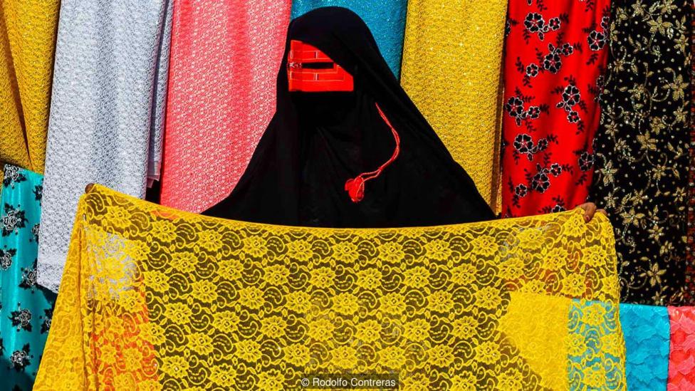 Những phụ nữ đeo mặt nạ bí ẩn ở Iran - 4