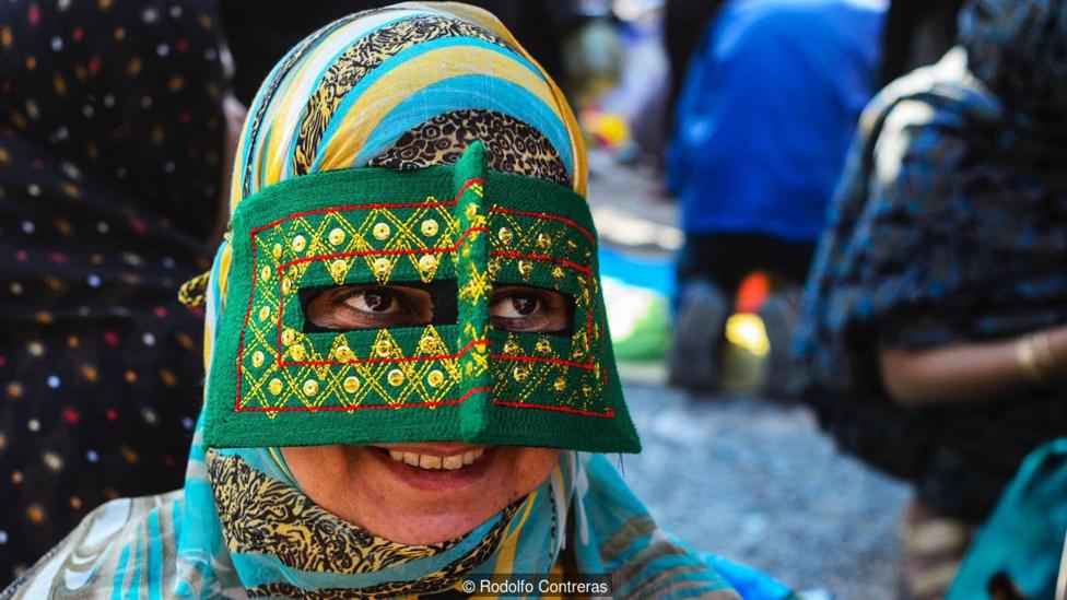 Những phụ nữ đeo mặt nạ bí ẩn ở Iran - 6