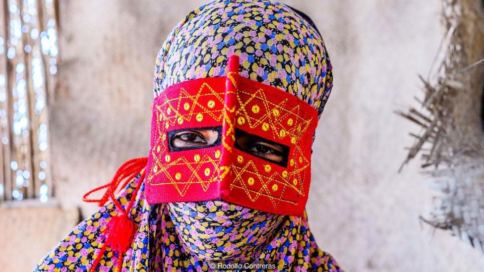 Những phụ nữ đeo mặt nạ bí ẩn ở Iran - 11