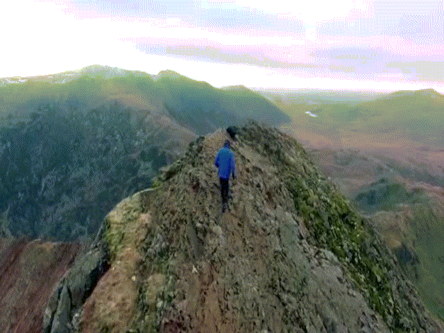 Clip: Chàng trai mạo hiểm chạy nhảy trên đỉnh núi gần 1000 mét