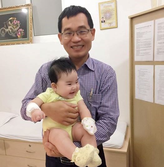 Bế con từ Campuchia sang Việt Nam mổ dị tật vòng nhẫn bẩm sinh - 1