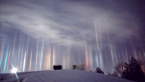 Những cột sáng kỳ ảo xuyên qua bầu trời đêm ở Canada - 1
