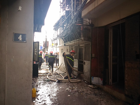 Cận tết, 'bà hỏa' thiêu rụi một căn nhà tại Hà Nội - 7