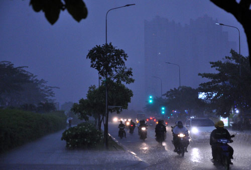 Mưa trái mùa đổ xuống Sài Gòn trong chiều cuối tuần - 1