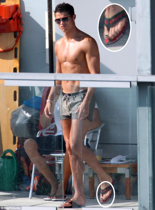 Style nữ tính của CR7 và các danh thủ hàng đầu thế giới - 3