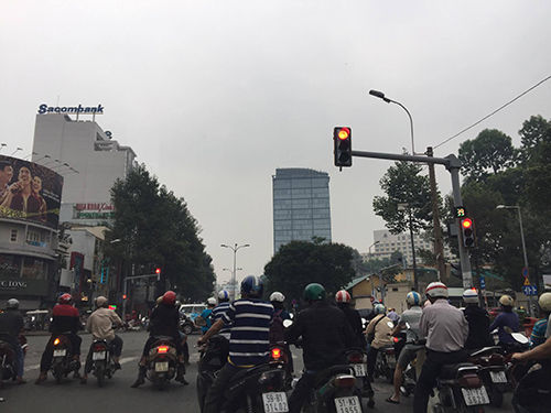 Bầu trời Sài Gòn xám xịt lạ thường: 8h như 5h sáng - 1