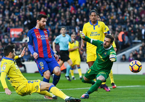 Phá lưới 35 đội ở Tây Ban Nha, Messi sánh ngang Raul - 1