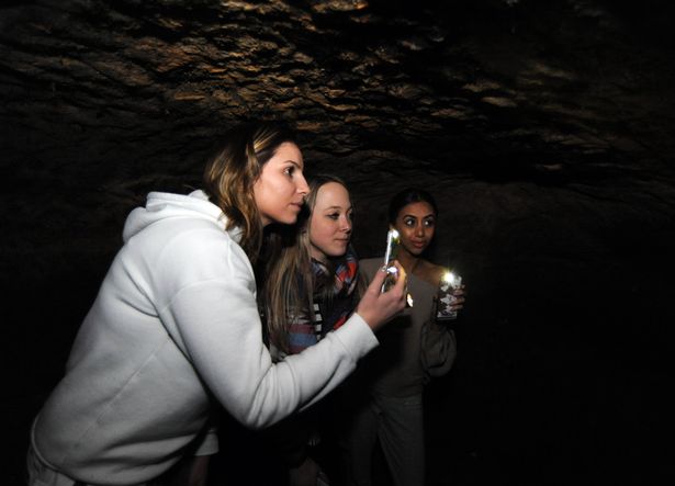 Nữ sinh Anh phát hiện hang động 200 tuổi dưới nhà thuê - 1