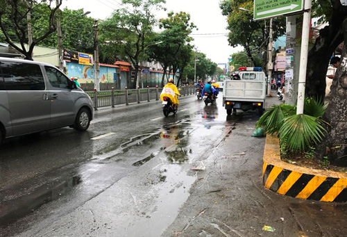 Tránh cháu bé băng qua đường, người đàn ông tử vong - 1