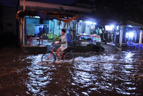 Người Sài Gòn “bơi” trong nước đen ngòm để về nhà - 7