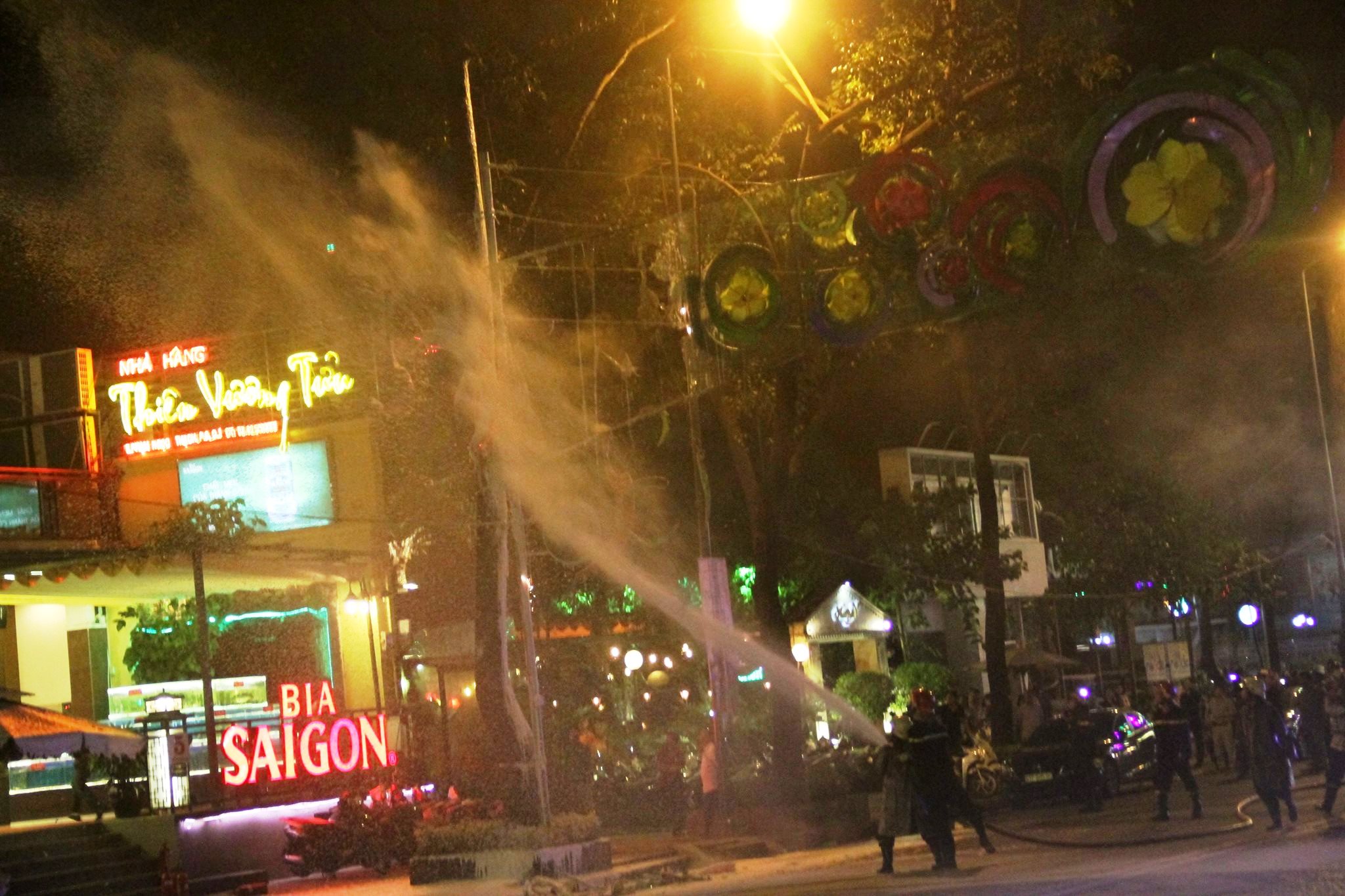 Cháy đèn trang trí Tết ở trung tâm Sài Gòn - 2