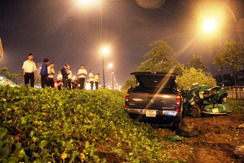 TP.HCM: Hai ô tô văng khỏi đại lộ sau va chạm - 2